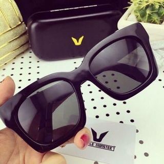 Mắt Kính chữ V bách nhựa