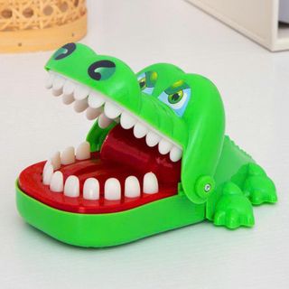ĐỒ CHƠI CÁ SẤU CẮN TAY