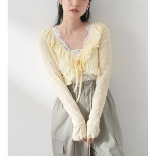 Áo khoác mỏng đi biển nữ phong cách Hàn – Dáng lửng buộc nơ siêu tôn da, lên ảnh rực rỡ