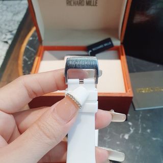 SALE BỎ MẪU ĐỒNG HỒ NỮ TRUNG CẤP RICHAD DÂY CAO SU TRẮNG MẶT HỘT