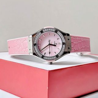 ĐỒNG HỒ NỮ CAO CẤP PIN NHẬT HUPLOT 1 VIỀN ĐÁ HỒNG PASTEL