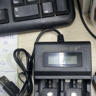 DOCK SẠC PIN 2A, 3A DP UK95 - CÓ LCD