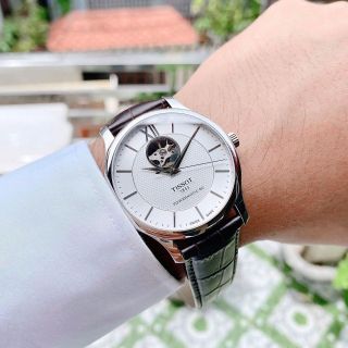 ĐỒNG HỒ NAM CƠ THỤY SĨ TISỚT DÂY DA KÍNH SAPHIRE LỘ MÁY MẶT TRẮNG VIỀN BẠC