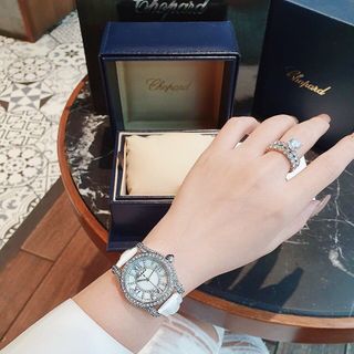SALE BỎ MẪU ĐỒNG HỒ NỮ TRUNG CẤP CHOBARD DÂY DA VIỀN ĐÁ