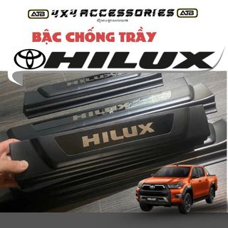 Ốp Bậc Cửa Xe, Dán Bậc Lên Xuống Xe Ô Tô Toyota Hilux 2015 - 2025 Phụ Kiện Bán Tải Nhựa ABS Cao Cấp Chuẩn Form
