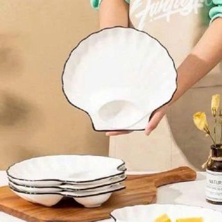 ĐĨA SỨ HÌNH VỎ SÒ VIỀN ĐEN CÓ KHAY CHẤM