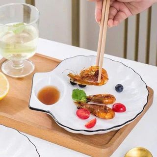 ĐĨA SỨ HÌNH VỎ SÒ VIỀN ĐEN CÓ KHAY CHẤM