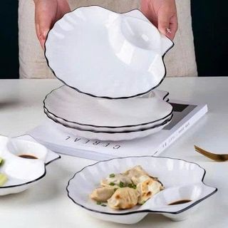 ĐĨA SỨ HÌNH VỎ SÒ VIỀN ĐEN CÓ KHAY CHẤM