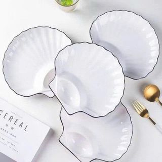 ĐĨA SỨ HÌNH VỎ SÒ VIỀN ĐEN CÓ KHAY CHẤM