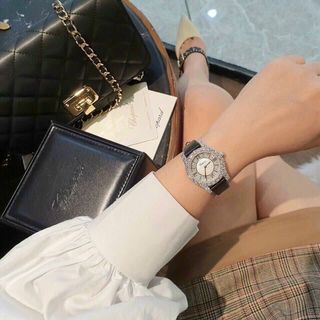 ĐỒNG HỒ NỮ CAO CẤP CHOBARD DÂY DA LỤA VIỀN HỘT XOÀN NHÂN TẠO