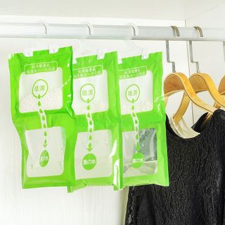 Gói hạt hút ẩm tủ quần áo -Túi hút ẩm phòng kín chống mốc mùa nồm 2 ngăn có móc treo
