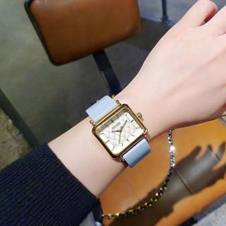 SALE BỎ MẪU ĐỒNG HỒ NỮ THỜI TRANG GUET MẶT VUÔNG DÂY NHỰA