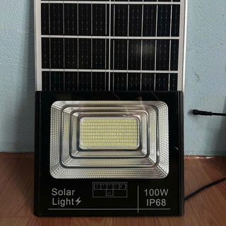 Đèn pha 100w năng lượng mặt trời