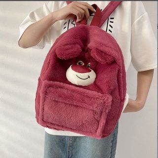 - Balo gấu dâu Lotso  - Chất liệu: Lông siêu mềm  - Kích thước: 41cm*31cm*12cm - Đối tượng sử dụng: Người lớn và trẻ nhỏ Balo lông hình dáng đáng yêu có 2 ngăn bên trong đựng được rất nhiều thứ