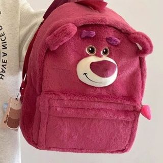- Balo gấu dâu Lotso  - Chất liệu: Lông siêu mềm  - Kích thước: 41cm*31cm*12cm - Đối tượng sử dụng: Người lớn và trẻ nhỏ Balo lông hình dáng đáng yêu có 2 ngăn bên trong đựng được rất nhiều thứ