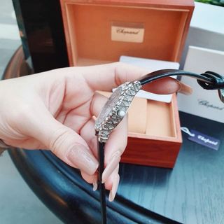 SALE BỎ MẪU ĐỒNG HỒ NỮ THỜI TRANG CHOBARD DÂY DA NGỌC TRINH