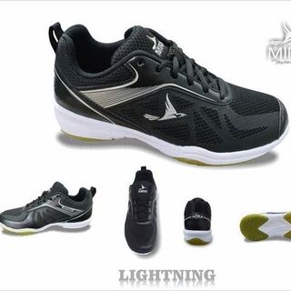 Giày cầu lông MIRA LIGHTNING 19.1. Bề mặt thoáng khí. Cổ giày ôm khít tạo cảm giác an toàn khi di chuyển.