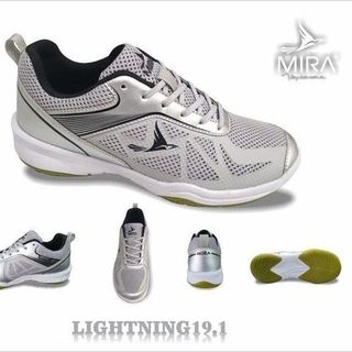 Giày cầu lông MIRA LIGHTNING 19.1. Bề mặt thoáng khí. Cổ giày ôm khít tạo cảm giác an toàn khi di chuyển.