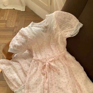 Váy công chúa ren hồng pastel