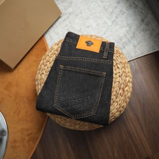 Short jean nam.  Chất  Jean dày dặn có thun co giãn thoải mái.  Mền mịn. Mặc cực êm chính phẫm