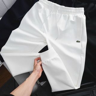 Quần jogger nam. Chất vải BC thích hợp mọi thời tiết, đề cao trải nghiệm người mặt.  Thiết kế logo trẻ trung phù hợp giới trẻ