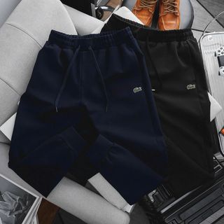 Quần jogger nam. Chất vải BC thích hợp mọi thời tiết, đề cao trải nghiệm người mặt.  Thiết kế logo trẻ trung phù hợp giới trẻ