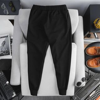Quần jogger nam. Chất vải BC thích hợp mọi thời tiết, đề cao trải nghiệm người mặt.  Thiết kế logo trẻ trung phù hợp giới trẻ