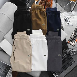 Quần jogger nam. Chất vải BC thích hợp mọi thời tiết, đề cao trải nghiệm người mặt.  Thiết kế logo trẻ trung phù hợp giới trẻ