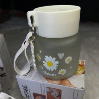 Bình nước thủy tinh hoa cúc có quai xách daisy cup flower 350ml
