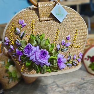 1. Túi cỏ bàng hến thêu hoa
