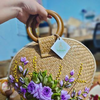 1. Túi cỏ bàng hến thêu hoa
