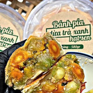 BÁNH PÍA DỪA TRÀ XANH HẠT SEN TINH HOA TRUYỀN THỐNG KẾT HỢP HIỆN ĐẠI 600G - WINNIE HOUSE