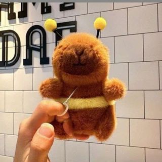 MÓC TREO CAPYBARA ONG ĐẬP CÁNH KHOÁ VÀNG