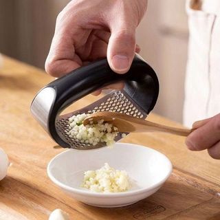 DỤNG CỤ DẬP TỎI GỪNG CẦM TAY TIỆN DỤNG