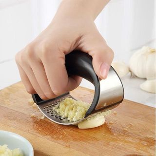 DỤNG CỤ DẬP TỎI GỪNG CẦM TAY TIỆN DỤNG