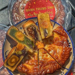 BÁNH TRUNG THU KIM NGỌC MÃN ĐƯỜNG TRÀ XANH, ĐẬU XANH, KHOAI MÔN, THẬP CẨM GÀ QUAY - WINNIE HOUSE