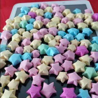 Ngôi sao giấy xếp sẵn nhiều mẫu màu luôn