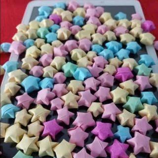 Ngôi sao giấy xếp sẵn nhiều mẫu màu luôn