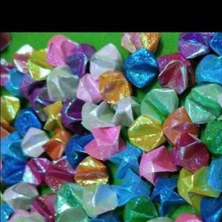 Ngôi sao giấy xếp sẵn nhiều mẫu màu luôn