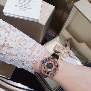 ĐỒNG HỒ NỮ CAO CẤP PVL DÂY DA VIỀN ĐÁ MÀU NIỀNG VÀNG