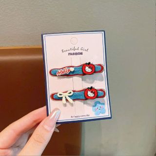 VĨ 2 KẸP TÓC KITTY NỀN XANH DƯƠNG