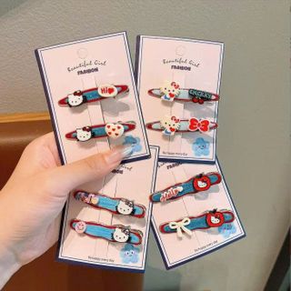 VĨ 2 KẸP TÓC KITTY NỀN XANH DƯƠNG