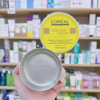 Sáp vuốt tóc L'OREAL trong tạo kiểu tóc tự nhiên.