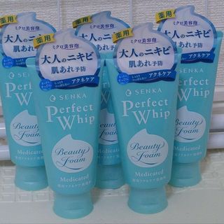 Sữa rửa mặt Senka Perfect Whip Beauty Foam.