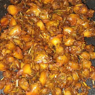 Thịt sò rim mặn ngọt: (nhà làm)