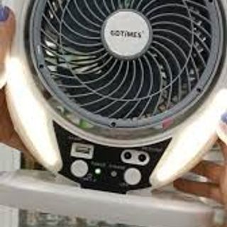 Quạt tích điện năng lượng mặt trời + sạc điện