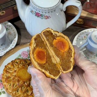 BÁNH TRUNG THU KHÓM NƯỚNG 2 TRỨNG, VỎ MỎNG NHÂN ĐẦY 220G - WINNIE HOUSE