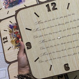 Quà tặng đồng hồ gỗ treo tường khắc nội dung theo yêu cầu kích thước 27x27cm