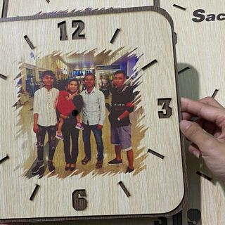 Đồng hồ gỗ treo tường 27x27cm in ảnh theo yêu cầu làm quà lưu niệm