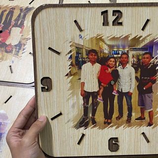 Đồng hồ gỗ treo tường 27x27cm in ảnh theo yêu cầu làm quà lưu niệm